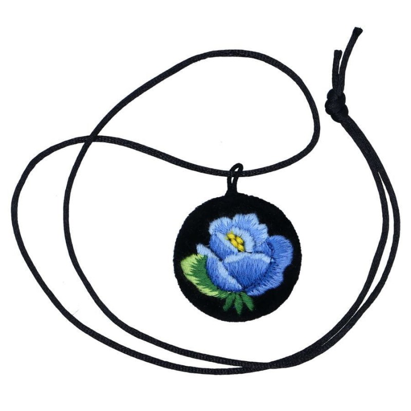 łowicki wisiorek z haftem róży w niebieskim kolorze