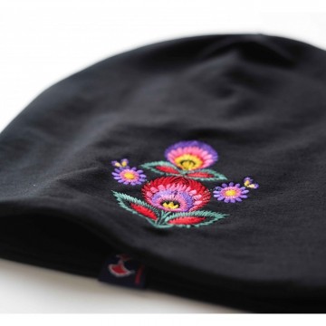 Kokofolk  - ludowa czapka z łowickim motywem kwiatowym. Dodatek do ubioru w ludowym stylu